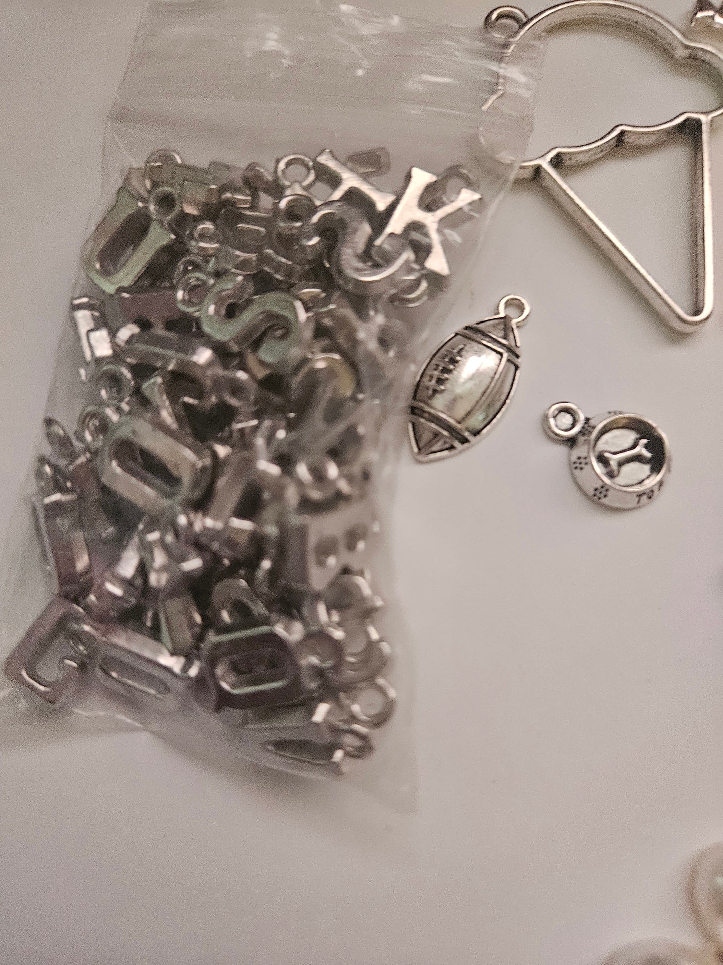 Small charm bundle 4pcs (random)