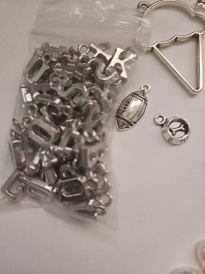 Small charm bundle 4pcs (random)
